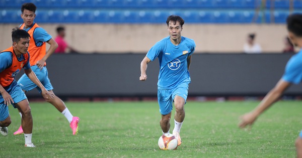 van-toan-toi-co-chut-ghen-ti-voi-cac-dong-doi-cung-mong-co-1-danh-hieu-truoc-khi-giai-nghe