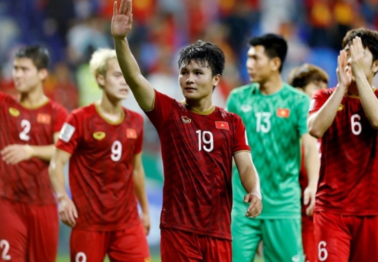di-vao-lich-su-asian-cup-quang-hai-duoc-hlv-troussier-trao-dac-quyen-tai-dt-viet-nam