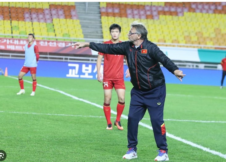 hlv-shin-tae-yong-gui-thu-chien-toi-hlv-troussier-quyet-gianh-chien-thang