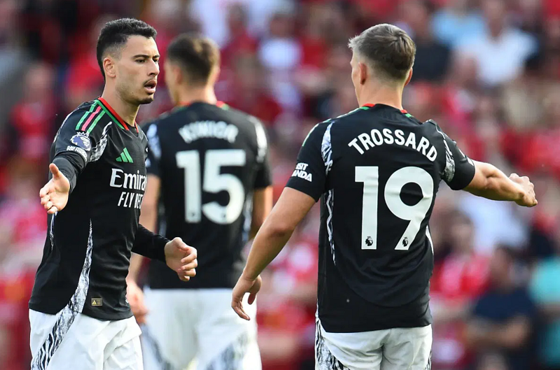 gary-neville-ca-ngoi-martinelli-va-trossard-sau-man-vung-day-kien-cuong-cua-arsenal
